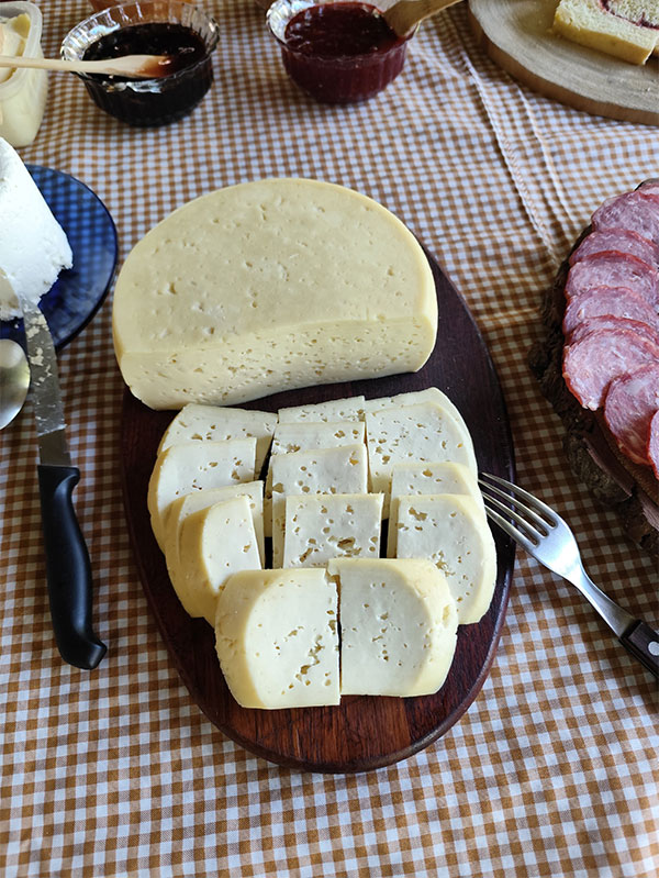 Café rural em Caraá RS com queijos coloniais, salame e produtos típicos da gastronomia local
