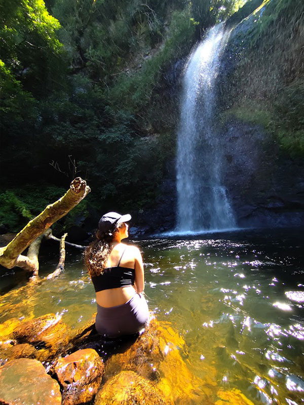 Visitante contemplando a cascata perfumada em Caraá RS, um dos principais atrativos naturais para ecoturismo e trilhas