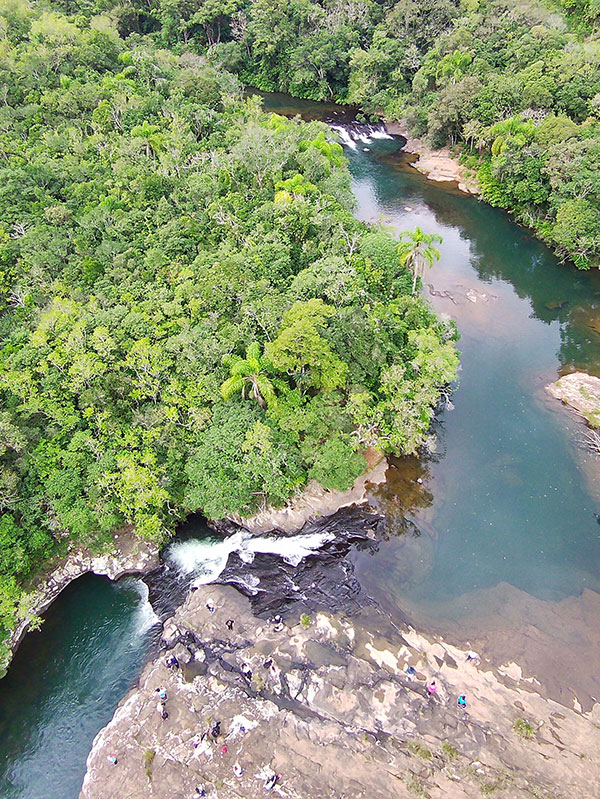 Vista aérea de rio dos sinos em Caraá RS cercados pela Mata Atlântica no Litoral Norte do Rio Grande do Sul