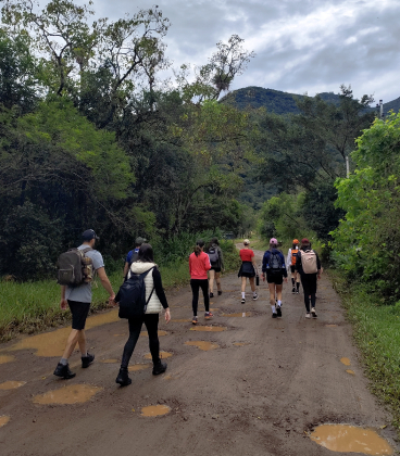 Pessoas caminhando em Maquiné, estradas rurais
