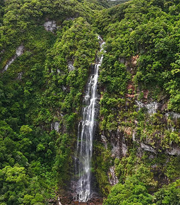 Cascata da Nascente do Rio dos Sinos em Caraá (RS), cachoeira de 124 metros cercada pela Mata Atlântica durante roteiro de ecoturismo.