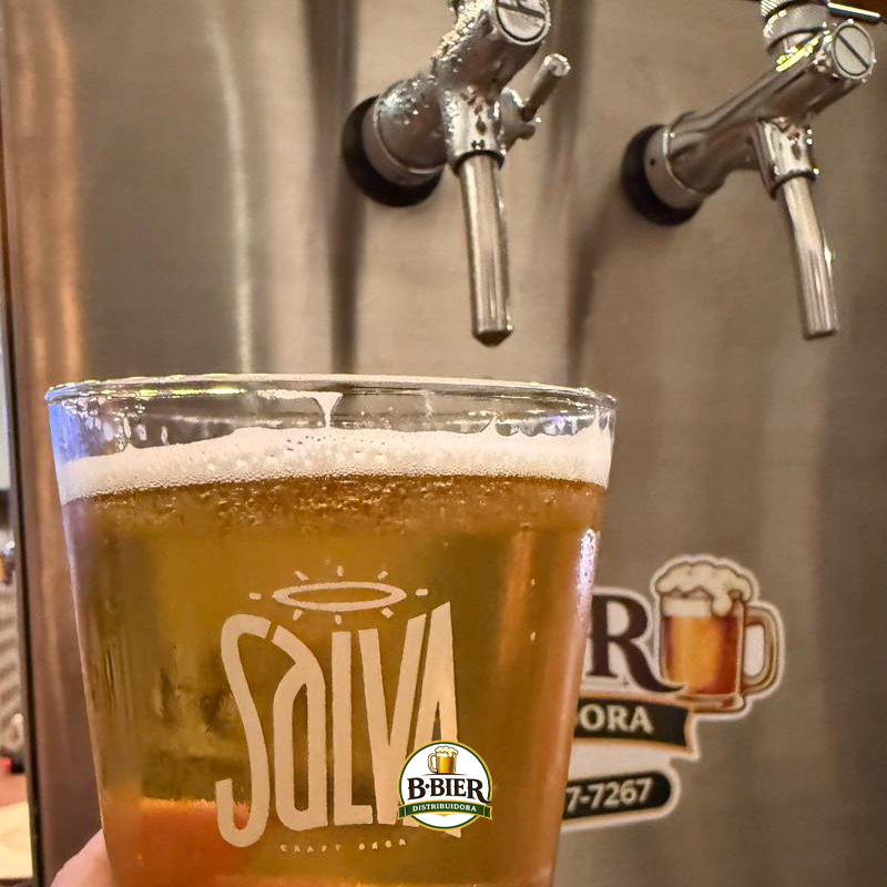Copo de chopp artesanal que será servido após a Caminhada Caminhos das Lágrimas, roteiro de ecoturismo em Caraá