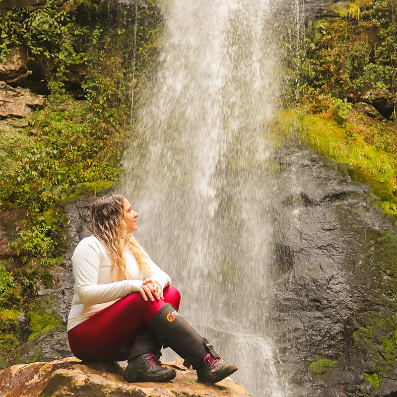 Visitante contemplando a queda d’água da Cascata Perfumada em Caraá.