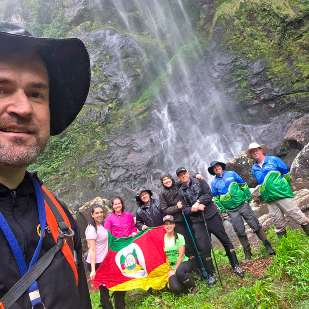 Grupo durante a trilha da Cascata da Nascente do Rio dos Sinos em Caraá