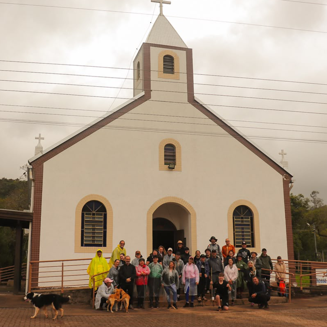 Grupo de participantes da Caminhada Caminhos das Lágrimas em frente ao Santuário Diocesano de Nossa Senhora das Lágrimas em Caraá