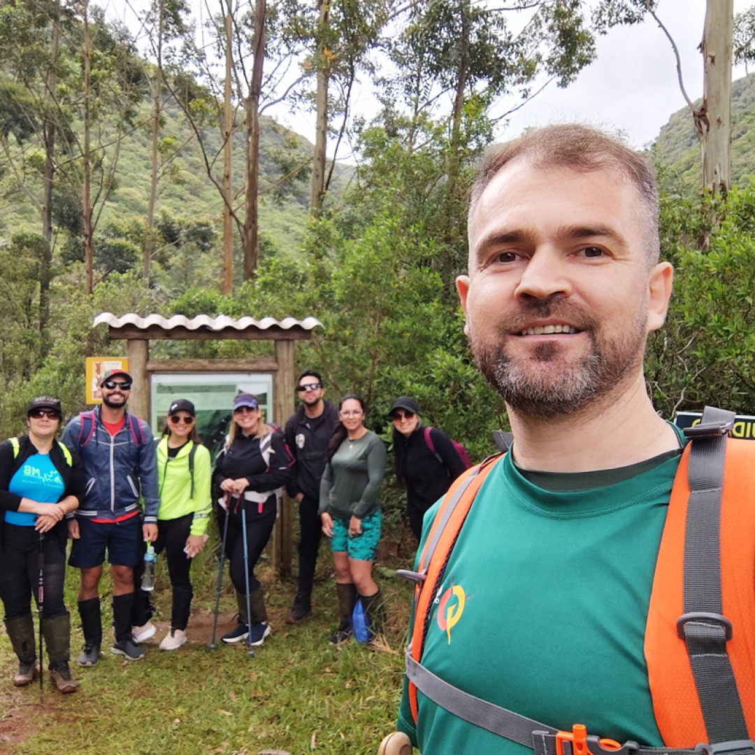 Selfie do Guia de Turismo Vanderson Santos com participantes da Trilha da Cascata da Nascente do Rio dos Sinos em Caraá/RS