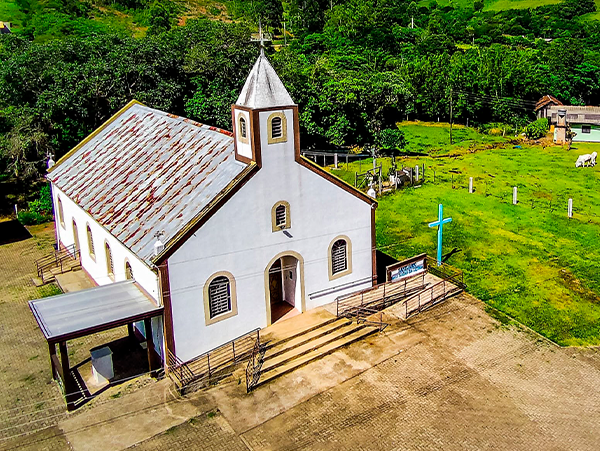 Vista aérea da fachada branca do Santuário Diocesano de Nossa Senhora das Lágrimas em Alto Caraá